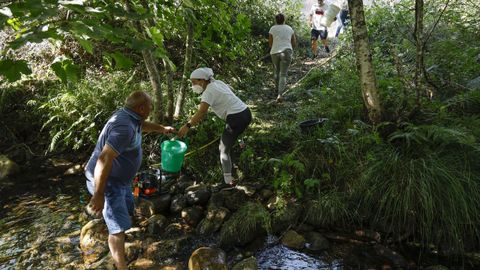 Incendio forestal en Meln, entre las aldeas de Quins y Vilaverde