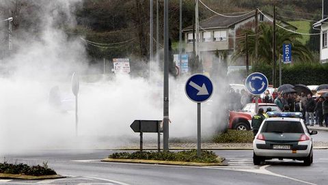 Humo de la quema de neum�ticos en la rotonda del Carrefour