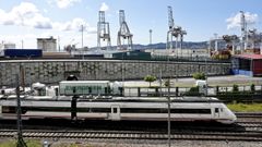 Un tren poco despu�s de salir de la estaci�n viguesa de Guixar (foto de archivo)