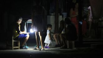 ersonas esperan durante un apag�n este jueves, en La Habana (Cuba). La estatal Uni�n El�ctrica (UNE) de Cuba prev� de nuevo este viernes prolongados apagones en toda la isla y estima que el mayor corte del suministro, en el momento de mayor demanda, dejar� sin servicio el�ctrico a la vez al 51 % del pa�s.