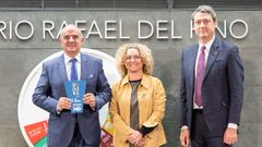 A la izquierda, Faustino Velasco, presidente de Satlink, recogiendo en Madrid el premio Go!ODS, concedido por la Red Espa�ola del Pacto Mundial de Naciones Unidas y la Fundaci�n Rafael del Pino. Imagen enviada por Satlink