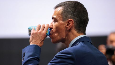 El presidente del Gobierno, Pedro Sánchez, bebe un refresco durante su intervención en el foto empresarial organizado con motivo de la clausura de la IV Conferencia Internacional de la ONU para la Financiación al Desarrollo de Naciones Unidas.