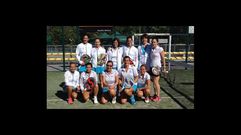 Paula Hermida e Isa Dom�nguez, con el equipo campe�n
