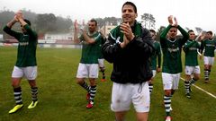 Los jugadores cantaron el alir�n en A Illa y brindan hoy el t�tulo a la afici�n de A Malata