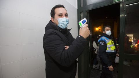 Cabalgata y recepci�n en Muxia. El alcalde, Iago Toba, se encarga de tomar la temperatura a la gente antes de entrar en la sala A Camposa