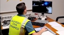 Un agente del eqiuipo de Tr&aacute;fico de la Guardia Civil visionando las grabaciones del suceso