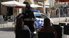 Control de la polic�a local en las terrazas de Ourense para comprobar que se cumple la norma de los convivientes