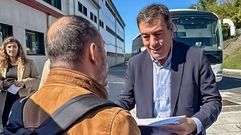 La Anpa del colegio Quiroga Palacios entrega sus reivindicaciones al conselleiro de Educación, Román Rodríguez