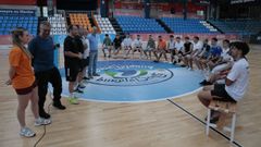 O corpo t&eacute;cnico e varios directivos fixeron unha presentaci&oacute;n ao equipo tras o primeiro adestramento este luns no Vista Alegre.