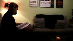 La madre examinaba ayer la sentencia que la condena a estar seis meses alejada de su hijo