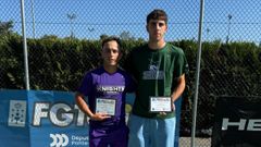 Daniel Garca Surez y Rodrigo Prez Crespo posan con sus ttulos de campeones gallegos en Pontevedra.