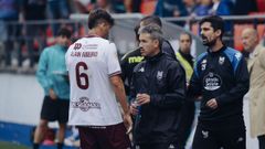 Rubn Domnguez habla con Alain Ribeiro en el partido de este sbado en O Couto