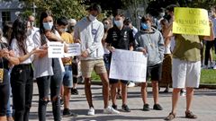 Protesta de familias y alumnos del IES S�nchez Cant�n de Pontevedra contra las clases �semipresenciales� en bachillerato