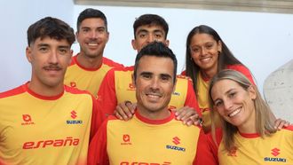 Los deportistas de la selecci�n espa�ola en la presentaci�n de triatl�n en el Concello de Pontevedra. 