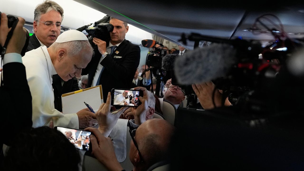 León XIV, en el avión hacia España: «Muchos irán a ver a Bad Bunny, pero también otros vendrán a ver al papa»