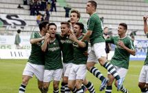 Los jugadores racinguistas celebran el primer tanto que pon�a la eliminatoria muy favorable a los ferrolanos y que al final fue un tanto que vali� un ascenso de categor�a.