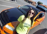 Silva, sobre un coche tuneado durante la concentraci�n que se celebr� en Ribeira. 