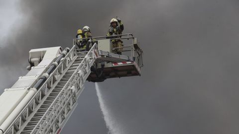 Los Bomberos del Servicio de Emergencias del Principado de Asturias (SEPA) han desplegado un amplio operativo para tratar de extinguir un incendio de grandes dimensiones que se ha originado en una nave del polgono industrial de Silvota, en el concejo de Llanera. 