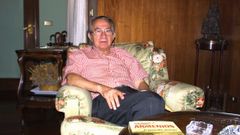 El periodista y escritor Jos� Antonio Gurriar�n, retratado en el verano del 2008 en su casa de O Barco