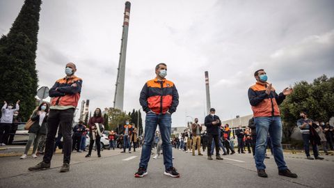 Los trabajadores de la refinera de Repsol en A Corua protestan contra el ERTE