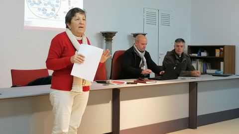 La directora diocesana Pilar Farjas, el prroco de Ribeira, Alfonso Mera, y el delegado episcopal, Santiago Fernndez, durante el acto.