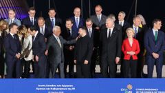 Los dirigentes europeos se posicionan para la foto de familia de la cumbre de Chipre.