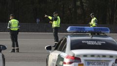 Uno de los controles de la Guardia Civil para hacer cumplir las restricciones impuestas por la pandemia del coronavirus