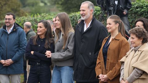 Los Reyes, la princesa Leonor y la Infanta Sof�a durante el acto de entrega del premio al ?Pueblo Ejemplar de Asturias 2025, a 25 de octubre de 2025, en Valdesoto, Sieto, Asturias (Espa�a). El Premio al Pueblo Ejemplar de Asturias 2025 ha sido concedido a la parroquia de Valdesoto, que pertenece al concejo asturiano de Siero
