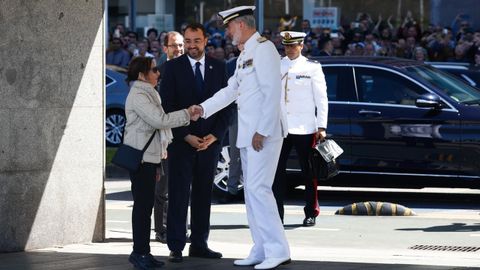 La ministra de Defensa, Margarita Robles, saluda a Felipe VI en presencia del presidente asturiano, Adrin Barbn