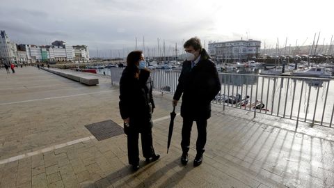 Del di�logo a la pausa. La alcaldesa, In�s Rey, y Mart�n Fern�ndez, presidente del Puerto, en un encuentro de diciembre del 2020. La regidora recuper� el di�logo con la Autoridad Portuaria tras los desencuentros del pasado mandato, pero las conversaciones dejaron de avanzar cuando el PSOE eligi� para negociar los presupuestos a la Marea, contraria a financiar la recuperaci�n de los muelles.
