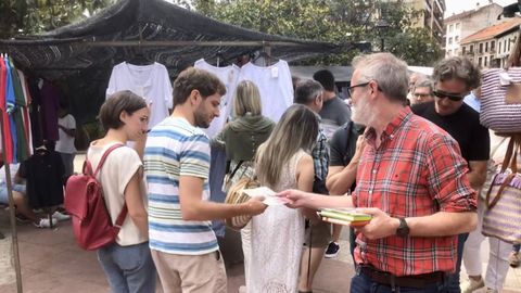 El cabeza de lista de Sumar por Asturias al Congreso, Rafael Cofi�o, en un reparto electoral en Grado