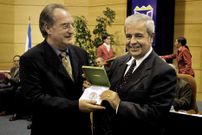 Ramos recibe de manos de Maril la medalla ferial en 2002.