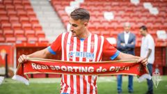 Pol Valent�n con la bufanda del Sporting