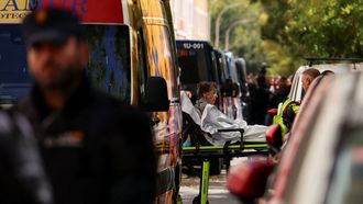 Maricarmen, no momento do desafiuzamento, recollida por unha ambulancia.