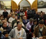 <span lang= es-es >Un sal�n que se quedar� peque�o</span>. El pleno de la moci�n ya est� convocado y, en principio, ser� en el sal�n noble del Concello, una estancia que en vista de la cantidad de p�blico que acudi� a la �ltima sesi�n ordinaria se quedar� peque�o. 