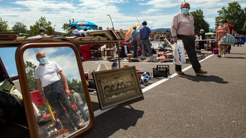 Imagen del rastro de Gij�n situado en el aparcamiento del estadio de El Molin�n