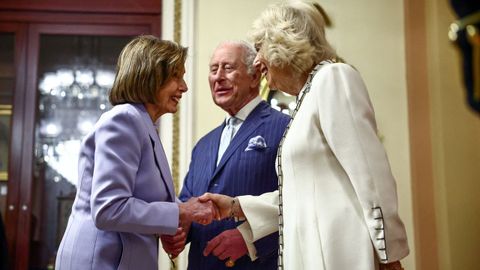 Nancy Pelosi saluda a los reyes brit�nicos.