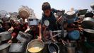 Varias personas esperan para recibir comida en la Ciudad de Gaza.