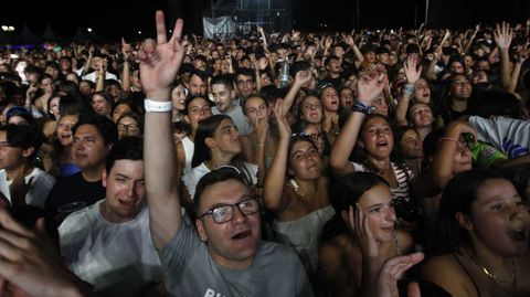 Público en las primeras filas de la verbena con la orquesta Panorama en la explanada de la Compañía de Monforte, en la segunda noche de las fiestas de agosto de esta localidad