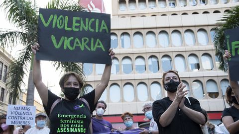 Protesta feminista en Tenerife en repulsa de los feminicidios de 2021.