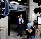 <span lang= es-es >El alcalde guarda silencio</span>. Intentaron sin �xito los medios que el alcalde hiciera declaraciones sobre diversos temas de actualidad. En la imagen, V�zquez Barquero con los informadores. 