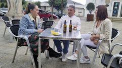 Luis Rey, al presentar en abril del 2023, a Miriam Mosquera (derecha) y su posible sustituta en la corporacin, Mara Jos Blanco