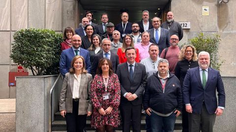 Los integrantes de la comisi�n negociadora, en la firma del convenio