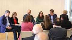besteiro.Xos� Ram�n G�mez Besteiro, el segundo por la derecha, junto a la alcaldesa de A Coru�a, In�s Rey, y otros l�deres del PSOE