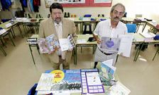 Los docentes Lois Trigo y Jos� Ram�n Carril muestran materiales did�cticos en gallego.