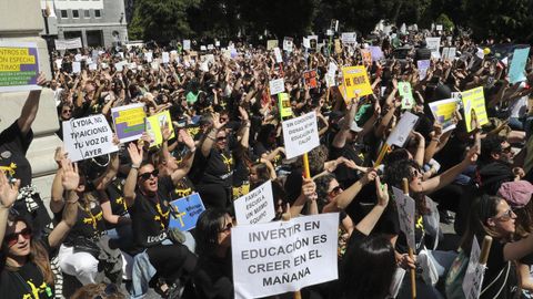 Manifestación de docentes convocada este martes en la Plaza de España de Oviedo, donde se ubica la Consejería de Educación, durante la jornada de huelga en la educación pública asturiana