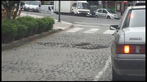 Foto: Susana Gonz�lez Agra. Bache en el sem�foro de la r�a A Coru�a, hacia Rosal�a de Castro