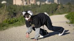 Imagen de un joven de Barcelona que se identifica como un lobo gris albino.