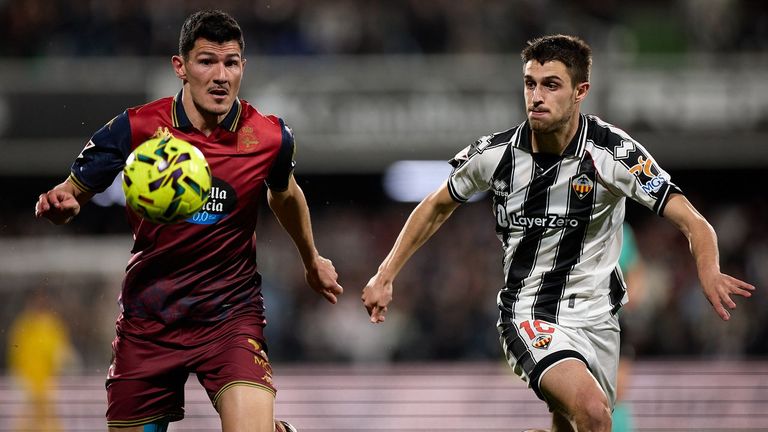 Miguel Loureiro (izquierda), pugnando por un bal�n con Suero.