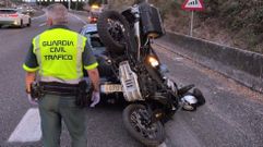 Accidente entre un coche y una moto en la autopista en Pontevedra
